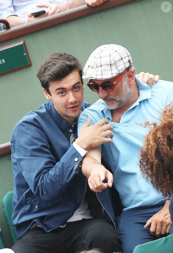 Antoine Duléry et son fils Raphaël dans les tribunes lors des internationaux de France de Roland Garros à Paris, le 2 juin 2017. © Dominique Jacovides-Cyril Moreau/Bestimage