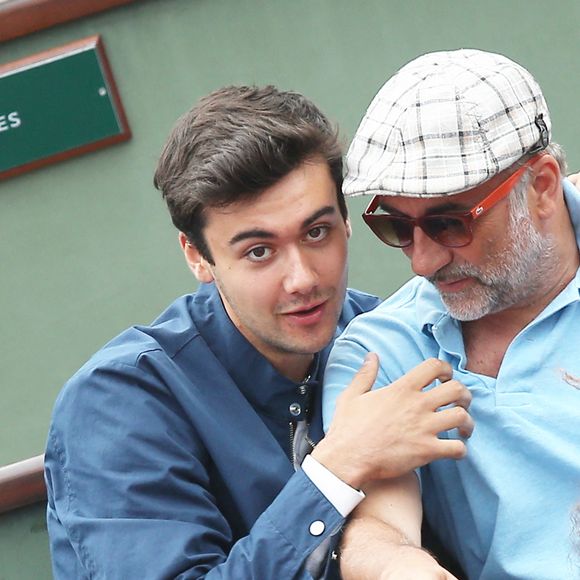 Antoine Duléry et son fils Raphaël dans les tribunes lors des internationaux de France de Roland Garros à Paris, le 2 juin 2017. © Dominique Jacovides-Cyril Moreau/Bestimage