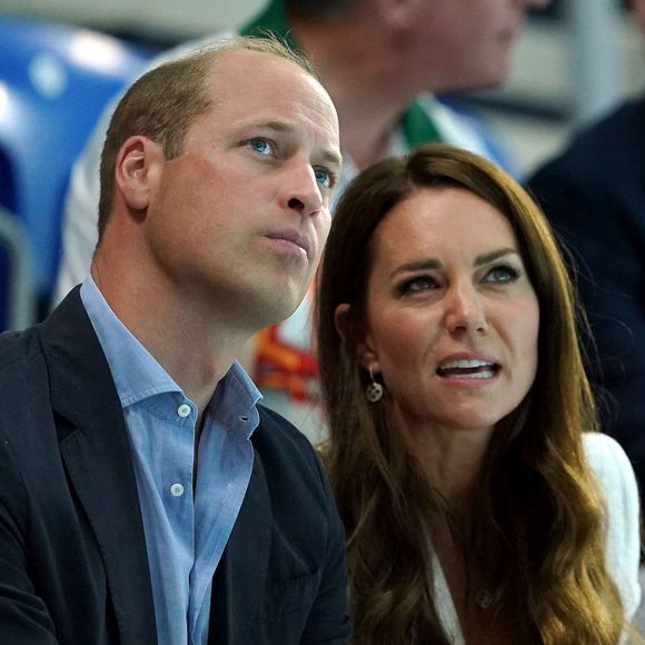 Le prince William, duc de Cambridge, et Catherine (Kate) Middleton, duchesse de Cambridge, avec la princesse Charlotte de Cambridge encouragent l'équipe de natation lors des Jeux du Commonwealth de Birmingham. Le prince Edward, comte de Wessex, Sophie Rhys-Jones, comtesse de Wessex, et leurs enfants, l'ancien Première ministre T.May étaient également présents. 
Bestimage