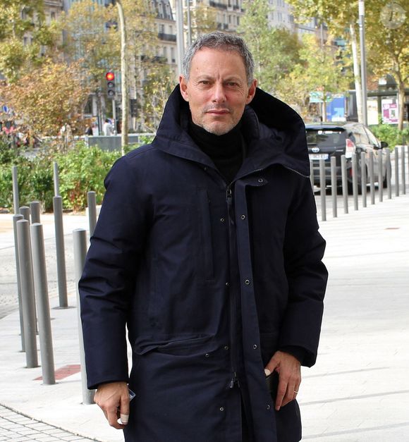 Marc-Olivier Fogiel quitte les studios de RTL à Paris le 17 octobre 2025.
© Jonathan Rebboah / Psnewz / Bestimage