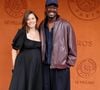 De passage au Village de Roland-Garros, le chef étoilé Mory Sacko a justement fait sensation au bras de son épouse Emilie, enceinte de leur deuxième enfant.

Mory Sacko et sa compagne Emilie Rouquette au village lors des Internationaux de France de Tennis de Roland Garros le 3 juin 2026

Jacovides / Moreau / Bestimage