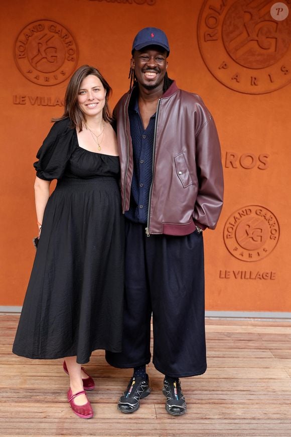 De passage au Village de Roland-Garros, le chef étoilé Mory Sacko a justement fait sensation au bras de son épouse Emilie, enceinte de leur deuxième enfant.

Mory Sacko et sa compagne Emilie Rouquette au village lors des Internationaux de France de Tennis de Roland Garros le 3 juin 2026

Jacovides / Moreau / Bestimage