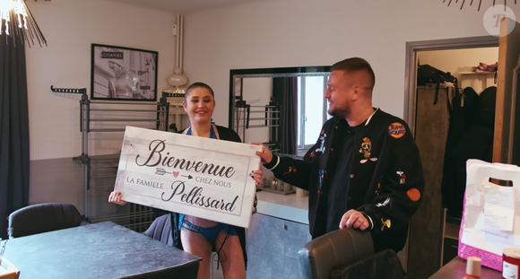 Inséparable de celui qu'elle surnomme affectueusement "Chat-bite", Amandine et lui ont d'ailleurs arrêté la télévision mais ont décidé de se reconvertir dans le X.

Famille Pelissard : Jeremstar découvre les nombreuses prestations pornos d'Amandine et son époux.