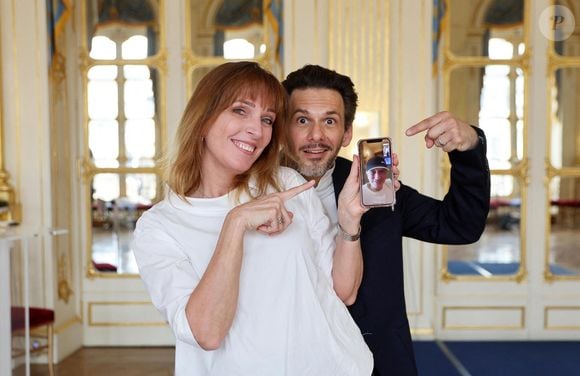 Exclusif -  Stéfanie Jarre et son compagnon Laurent Arcaro en Face Time avec Michel Drucker - Michel Drucker assiste en FaceTime à la cérémonie de remise des insignes de commandeure de l'ordre national du mérite à Jacqueline Franjou 
DOMINIQUE JACOVIDES / BESTIMAGE