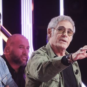 Son équilibre, il l'a finalement trouvé dès lors que Gérard Lanvin a épousé sa mère.

Exclusif - Manu Lanvin, Gérard Lanvin sur le plateau de l'émission TPMP (Touche pas à mon poste) diffusée en direct sur C8 le 30 octobre 2023.

© Jack Tribeca / Bestimage