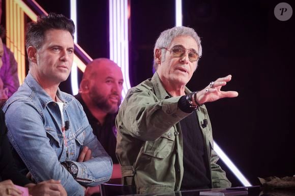 Son équilibre, il l'a finalement trouvé dès lors que Gérard Lanvin a épousé sa mère.

Exclusif - Manu Lanvin, Gérard Lanvin sur le plateau de l'émission TPMP (Touche pas à mon poste) diffusée en direct sur C8 le 30 octobre 2023.

© Jack Tribeca / Bestimage