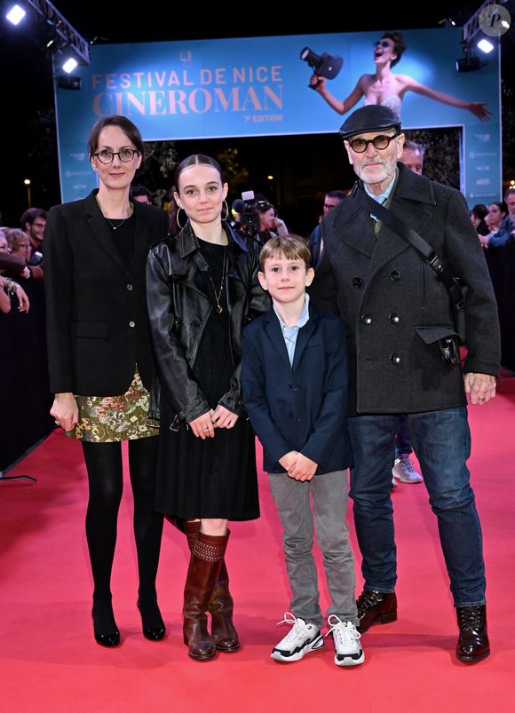 Chéky Karyo, sa compagne Valérie Keruzoré et leurs enfants - Tapis rouge lors de la 7e édition du festival Cineroman à Nice le 3 Octobre 2025 . © Bebert-Jacovides/Bestimage
