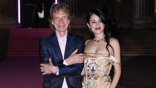 Pimpant octogénaire, Mick Jagger s'affiche avec sa compagne de 38 ans, sa célèbre ex-femme sort le grand jeu non loin d'eux