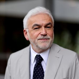 Pascal Praud est aujourd’hui une figure emblématique de CNews, après avoir longtemps travaillé comme journaliste sportif, notamment sur TF1.
Pascal Praud au village lors des Internationaux de France de Tennis de Roland Garros, à Paris, France. © Jacovides-Moreau/Bestimage