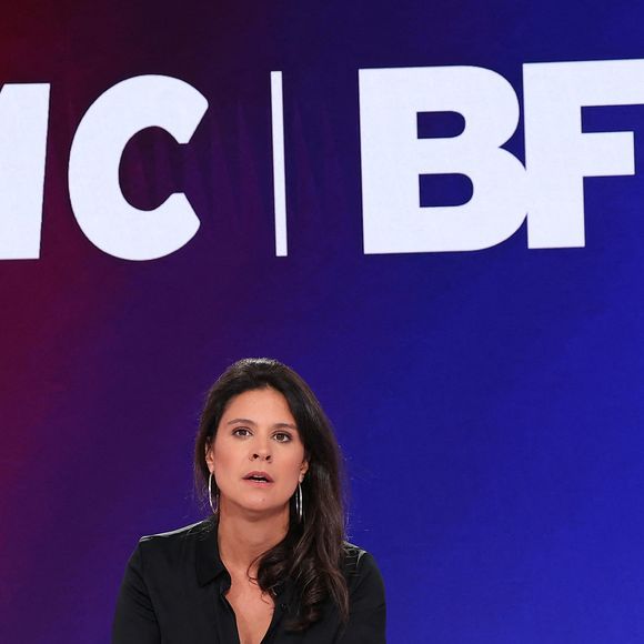 Le modèle est signé de la marque espagnole Lola Casademunt.

Apolline de Malherbe lors de la conférence de presse de rentrée BFM TV. - RMC du groupe Altice France à Paris, France, le 31 août 2023. © Coadic Guirec/Bestimage
