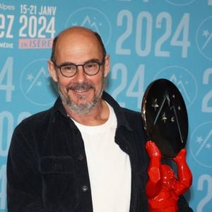Bernard Campan, Prix d'interprétation masculine pour "Et Plus si Affinités" au photocall des lauréats après la cérémonie de clôture du 27ème Festival International du Film de Comédie de l'Alpe d'Huez, France, le 20 janvier 2024.

© Dominique Jacovides/Bestimage