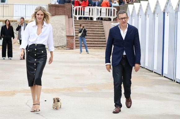 Dans un article de "Paris Match" du 30 mai 2024, on apprend que Dany Boon vit à Bruxelles, tandis que Laurence Arné vit à Paris ! "Soit 300 kilomètres de distance, mais une heure et demie de Thalys", détaillait le magazine.

Laurence Arné et son ex-compagnon Dany Boon au photocall du film "La Famille Hennedricks" lors du 38ème festival du film de Cabourg, France, le 15 juin 2024. © Coadic Guirec/Bestimage