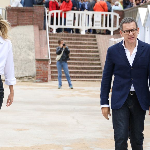 Dans un article de "Paris Match" du 30 mai 2024, on apprend que Dany Boon vit à Bruxelles, tandis que Laurence Arné vit à Paris ! "Soit 300 kilomètres de distance, mais une heure et demie de Thalys", détaillait le magazine.

Laurence Arné et son ex-compagnon Dany Boon au photocall du film "La Famille Hennedricks" lors du 38ème festival du film de Cabourg, France, le 15 juin 2024. © Coadic Guirec/Bestimage