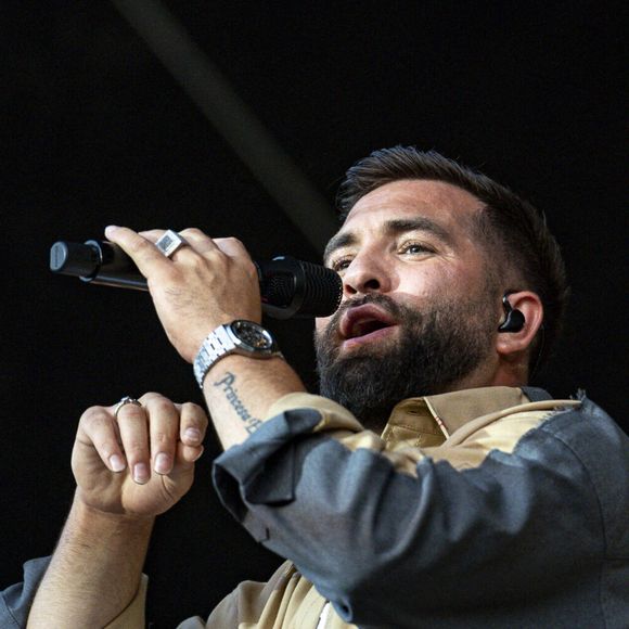 Kendji Girac en concert lors du festival de musique du Printemps de Perouges au Chateau de Saint-Maurice-de-Remens le 29 juin 2025. © Sandrine Thesillat / PsNewZ / Bestimage