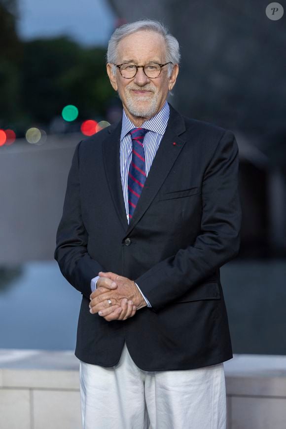Il s'agit de Steven Spielberg

Steven Spielberg - Photocall du dîner "Prelude pour les JO" à la Fondation Vuitton à Paris, France, le 25 juillet 2024. © Olivier Borde/Bestimage