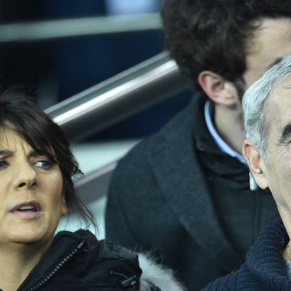 Estelle Denis et son compagnon Raymond Domenech dans les tribunes lors du match de quart de finale de la Coupe de Ligue opposant le Paris Saint-Germain à l'AS Saint-Etienne au Parc des Princes à Paris, France, le 8 janvier 2020. le PSG a gagné 6-1. © Giancarlo Gorassini/Bestimage