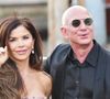 Un travail colossal : pas moins de 900 heures ont été nécessaires à l’atelier Dolce & Gabbana pour confectionner cette robe...
Jeff Bezos et Lauren Sanchez quittent leur hôtel Aman pour assister à une fête à l'Arsenale de Venise. Backgrid UK/Bestimage