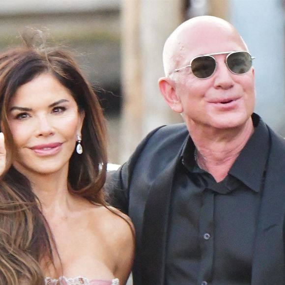 Un travail colossal : pas moins de 900 heures ont été nécessaires à l’atelier Dolce & Gabbana pour confectionner cette robe...

Jeff Bezos et Lauren Sanchez quittent leur hôtel Aman pour assister à une fête à l'Arsenale de Venise. Backgrid UK/Bestimage