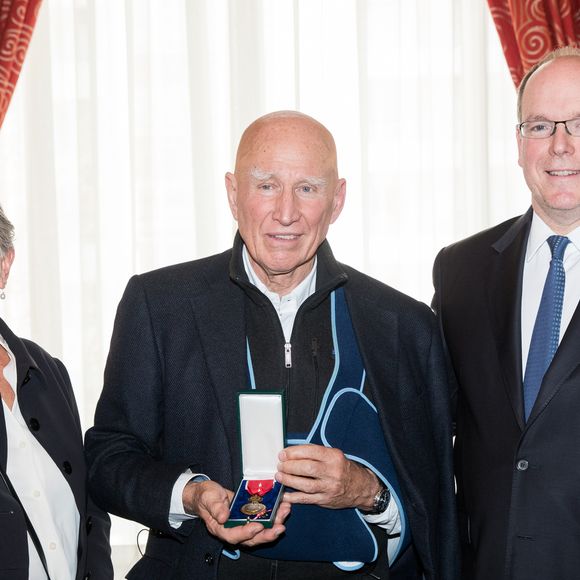 Exclusif - Sebastiao Salgado avec sa femme Lélia,  le prince Albert II de Monaco - Le photographe Sebastiao Salgado reçoit l'insigne de Chevalier de l'ordre des Arts et des Lettres par le prince Albert II de Monaco à l’ambassade de Monaco à Paris le 21 février 2019. © Cyril Moreau/Bestimage