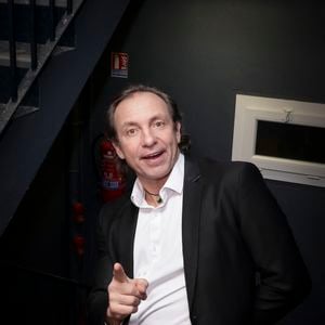Exclusif - Philippe Candeloro pose en backstage avant la représentation de la pièce " Ça patine à Tokyo " avec N.Montfort au théatre de Longjumeau, France, le 31 janvier 2025. © Jack Tribeca/Bestimage