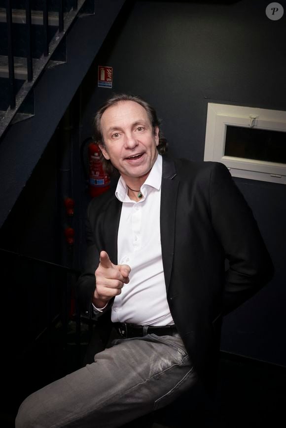 Exclusif - Philippe Candeloro pose en backstage avant la représentation de la pièce " Ça patine à Tokyo " avec N.Montfort au théatre de Longjumeau, France, le 31 janvier 2025. © Jack Tribeca/Bestimage