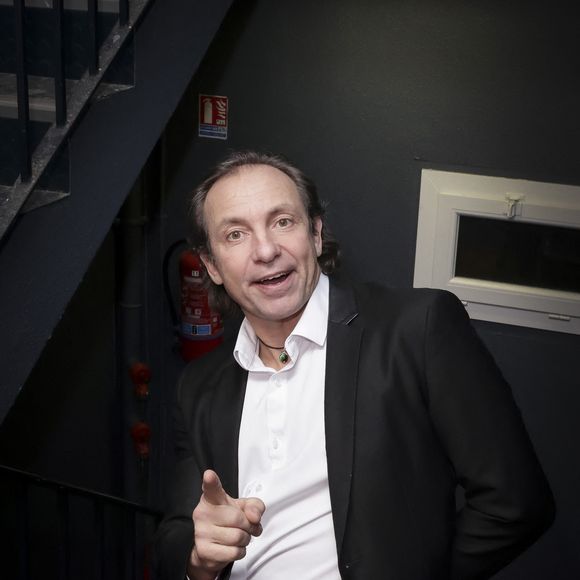 Exclusif - Philippe Candeloro pose en backstage avant la représentation de la pièce " Ça patine à Tokyo " avec N.Montfort au théatre de Longjumeau, France, le 31 janvier 2025. © Jack Tribeca/Bestimage