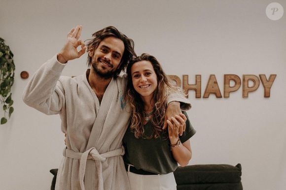 Candice, aventurière émérite de "Koh-Lanta", file le parfait amour avec Jérémy, lui aussi apprenti Robinson rencontré sur le tournage.