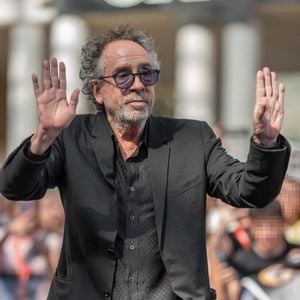 Tim Burton lors du 55e Giffoni Film Festival le 25 juillet 2025. 
Crédit : SGP / BESTIMAGE