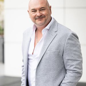 Exclusif - Sébastien Cauet - Les journalistes et les animateurs arrivent aux studios Rive Gauche à Paris, le 16 septembre 2025.
© Julien Sarkissian / Bestimage