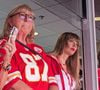 Le tabloïd TMZ a publié une “exclusivité” sur les rénovations de la maison de Donna Kelce.

Taylor Swift regarde le match des Chiefs en personne avec la mère de Travis Kelce. Backgrid USA / Bestimage