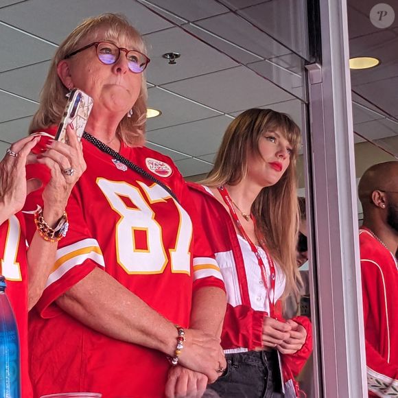 Le tabloïd TMZ a publié une “exclusivité” sur les rénovations de la maison de Donna Kelce.

Taylor Swift regarde le match des Chiefs en personne avec la mère de Travis Kelce. Backgrid USA / Bestimage