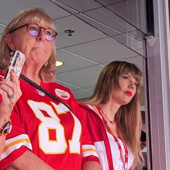 Le tabloïd TMZ a publié une “exclusivité” sur les rénovations de la maison de Donna Kelce.

Taylor Swift regarde le match des Chiefs en personne avec la mère de Travis Kelce. Backgrid USA / Bestimage