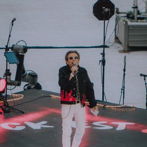 Philippe Manœuvre (parrain) - Rockin'1000 au Stade de France à Saint-Denis, Seine Saint-Denis, France, le 29 juin 2019. Pendant plus de deux heures, 204 bassistes, 389 guitaristes, 236 batteurs et 209 chanteurs reprennent des classiques du rock. © Alexandre Fumeron/Bestimage