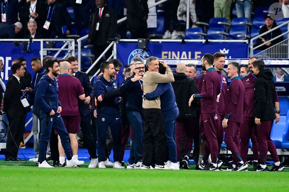 "Toujours souriant, à l’écoute et profondément humain, Cédric était un professionnel aux mains en or, apprécié de tous", peut-on lire dans le message officiel du PSG...

Luis Enrique Martinez (entraîneur du PSG) et le personnel du PSG célèbrent la victoire de leur équipe après le match de la finale de la Coupe de France entre le Paris Saint Germain et le Stade de Reims au Stade de France le 24 mai 2025 à Saint Denis, France. ( Photo par Dante Badano / PsnewZ / Bestimage) -