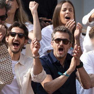 Assortis, les deux adolescents ont pu profiter de ce match intense avec leurs pères qui sont apparus très agités en tribunes.

Clovis Cornillac, Pierre Niney, sa compagne Natasha Andrews, Guillaume Canet et son fils Marcel en tribunes lors de la finale messieurs des Internationaux de France de Tennis de Roland Garros 2025 (jour 15), à Paris, France, le 8 juin 2025. © Cyril Moreau/Bestimage