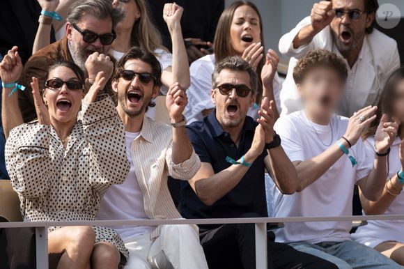 Assortis, les deux adolescents ont pu profiter de ce match intense avec leurs pères qui sont apparus très agités en tribunes.

Clovis Cornillac, Pierre Niney, sa compagne Natasha Andrews, Guillaume Canet et son fils Marcel en tribunes lors de la finale messieurs des Internationaux de France de Tennis de Roland Garros 2025 (jour 15), à Paris, France, le 8 juin 2025. © Cyril Moreau/Bestimage