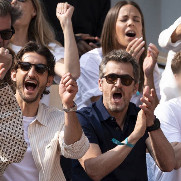 Assortis, les deux adolescents ont pu profiter de ce match intense avec leurs pères qui sont apparus très agités en tribunes.

Clovis Cornillac, Pierre Niney, sa compagne Natasha Andrews, Guillaume Canet et son fils Marcel en tribunes lors de la finale messieurs des Internationaux de France de Tennis de Roland Garros 2025 (jour 15), à Paris, France, le 8 juin 2025. © Cyril Moreau/Bestimage