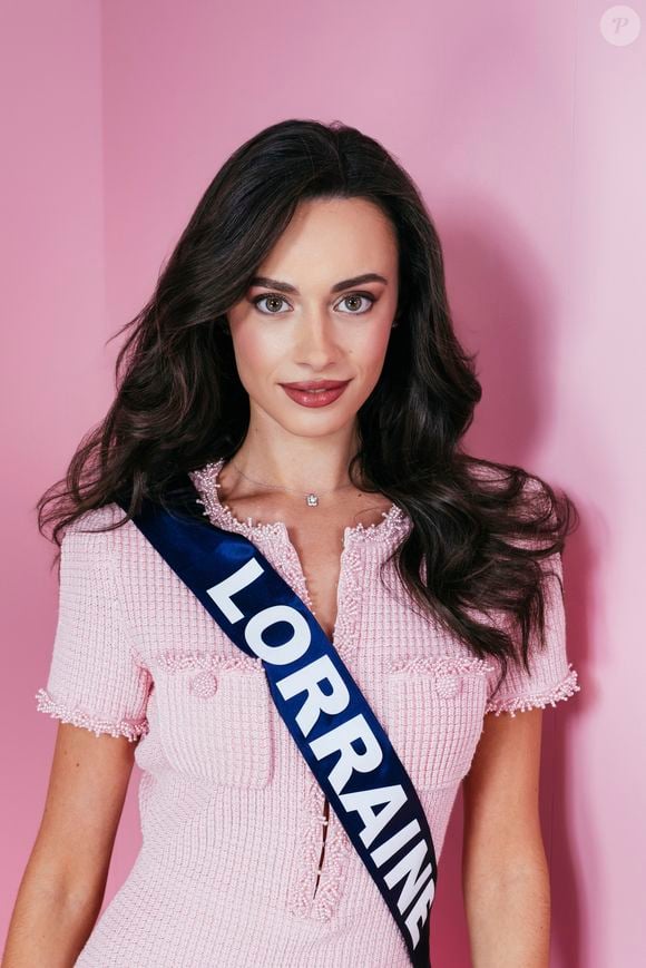 Miss Lorraine, Camille L'Étang - Portrait officiel des 30 candidates au concours Miss France 2026. © SIPA / Benjamin Decoin via Bestimage