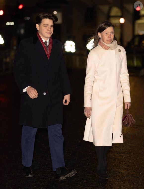 ... est le fils de Sarah Chatto, la fille de Margareth, soeur d'Elizabeth

Samuel Chatto et Lady Sarah Chatto - Traditionnel concert de Noël "Together At Christmas" à l'abbaye de Westminster à Londres, le 8 décembre 2023.