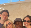 Le vendredi 8 août 2025, elle a pris la pose avec Nelly, Yohann et Surafel, avant de partager le cliché via sa story Instagram.

Emmanuelle Béart entourée de ses trois enfants : Yohann, Nelly et Surifel le 8 août 2025 © Instagram