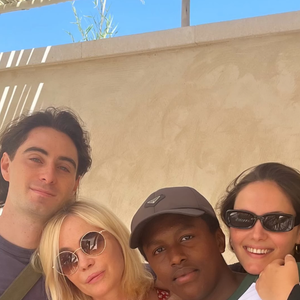 Le vendredi 8 août 2025, elle a pris la pose avec Nelly, Yohann et Surafel, avant de partager le cliché via sa story Instagram.

Emmanuelle Béart entourée de ses trois enfants : Yohann, Nelly et Surifel le 8 août 2025 © Instagram