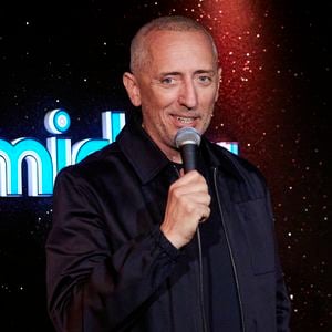 Exclusif - Gad Elmaleh - Inauguration du Michou Comedy Club avec Gad Elmaleh à Paris le 17 mars 2025. 
Le cabaret transformiste parisien Michou, créé en 1957, est devenu lundi soir un club dédié au stand-up, à l'initiative de son nouveau propriétaire Gad Elmaleh, une aventure qui relève "de la main tendue, de la transmission". 
"Il n'y aura jamais de grand joueur sans centre de formation. Et on est à la fois un terrain, un lieu du match, un lieu de vie, d'échange, de rencontres", a ajouté l'humoriste qui a créé un premier comedy club, Le Vig's, à Marseille il y a quelques semaines. 
"Je ressens beaucoup d'émotion. La satisfaction de voir la naissance des carrières, c'est énorme!", pour celui qui "préfère créer des comedy clubs pour découvrir des talents plutôt que d'avoir un jour une rue à (son) nom".
D'une capacité de 80 spectateurs, le Michou Comedy Club est ouvert dans un premier temps du mercredi au samedi, avec l'objectif de programmer des "standupers" en début de carrière toute la semaine.
L'humoriste P. de Saint Sernin, vu le samedi soir dans "Quelle Époque!" sur France 2, était à l'affiche du plateau inaugural.
G. Elmaleh a été choisi par la justice en octobre pour racheter le fonds de commerce de "Chez Michou".
Son fondateur, surnommé Michou, est décédé début 2020. L'établissement a ensuite connu des difficultés financières et a été mis en liquidation judiciaire l'été dernier.
Pour C. Catty-Jacquart, la nièce de Michou, "Gad Elmaleh va continuer à faire vivre le 80 rue des Martyrs, tombé entre de bonnes mains comme Michou l'aurait aimé. On aurait été malheureux que le lieu devienne autre chose qu'un cabaret".
En 2003, Gad Elmaleh, figure francophone de l'humour, a interprété au cinéma le personnage de "Chouchou", un travesti exubérant.
"C'est ici, chez Michou, que j'ai peaufiné l'écriture des scènes de cabaret de mon film", a raconté l'humoriste.
"Le cabaret Michou, c'est une histoire. Je n'avais pas envie de changer quoi que ce soit. On a tout laissé intact, les photos, les cadres dorés typiques sur les murs".
Il s'offre une adresse internationalement connue dont le fondateur, surnommé "le prince bleu de Montmartre", a inspiré "La Cage aux folles" au comédien et auteur J. Poiret dans les années 1970.
Berceau du transformisme et plus petit cabaret de Paris, "Chez Michou" présentait depuis 68 ans un dîner-spectacle avec des travestis surnommés les "Michettes", imitant des vedettes de la chanson et du cinéma comme S. Vartan, A. Girardot, J. Hallyday, M. Mathieu ou Dalida. © Cyril Moreau/Bestimage