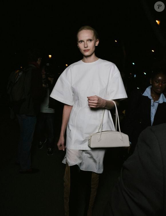 Chez la maison Alaïa, ce modèle est surnommé "Le Teckel" à cause de sa silhouette basse et étirée, devenue virale.

Alex Consani au défilé Alaïa "Collection Femme Prêt-à-Porter Automne/Hiver 2026-2027" lors de la Fashion Week de Paris, le 4 mars 2026

© Sam Delpech / Bestimage
