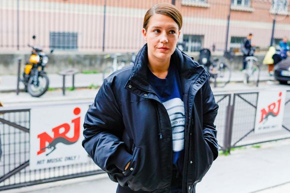 Exclusif - Adèle Exarchopoulos arrive pour la promotion de son dernier film "Chien 51" dans les studios de NRJ pour l'émission de radio sur Camille Combal sur NRJ à Paris, France, le 13 octobre 2025. © Julien Sarkissian/Bestimage