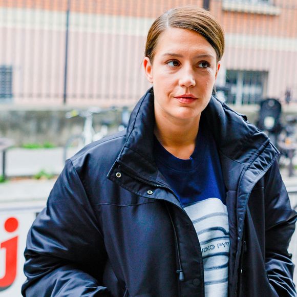 Exclusif - Adèle Exarchopoulos arrive pour la promotion de son dernier film "Chien 51" dans les studios de NRJ pour l'émission de radio sur Camille Combal sur NRJ à Paris, France, le 13 octobre 2025. © Julien Sarkissian/Bestimage