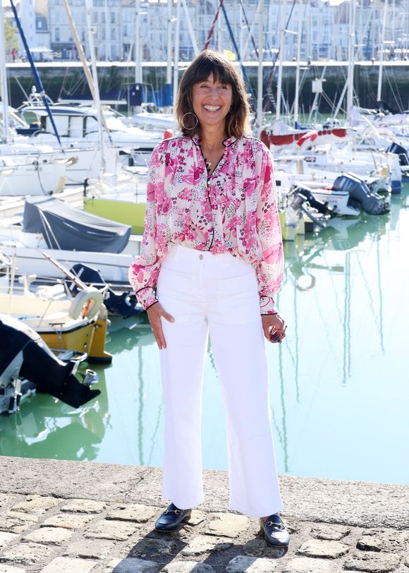 Elle avait trouvé refuge dans sa ville natale grâce au soutien fidèle d'Alexia Laroche-Joubert, qui l'aidait à se loger.

Alexia Laroche-Joubert lors du photocall du Festival de la Fiction de la Rochelle le 18 Septembre 2025.

© Denis Guignebourg/Bestimage