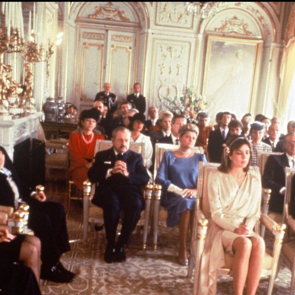 La fille aînée de Grace Kelly et du prince Rainier III a dit oui à son mari dans la Galerie des Glaces du Palais de Monaco. Une union plutôt sobre avec l'homme d'affaires

Mariage de Stefano Casiraghi et Caroline de Monaco en 1983.