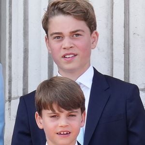 Prince George et Prince Louis se tiennent sur le balcon du palais de Buckingham après la parade annuelle « Trooping the Colour », organisée en l'honneur de l'anniversaire du roi, à Horseguards Parade, le samedi 13 juin 2026. Crédit Julien Burton / Bestimage