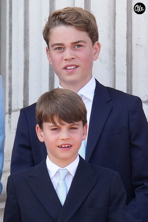 Prince George et Prince Louis se tiennent sur le balcon du palais de Buckingham après la parade annuelle « Trooping the Colour », organisée en l'honneur de l'anniversaire du roi, à Horseguards Parade, le samedi 13 juin 2026. Crédit Julien Burton / Bestimage