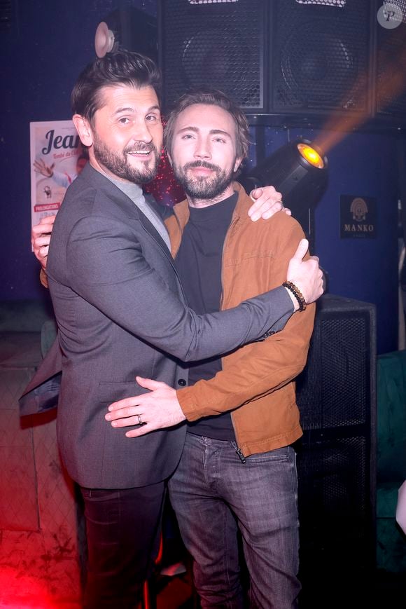 Ghislain Beaugrand-Gerin aurait bien tenté d'appeler la police depuis son balcon mais il aurait été intercepté par les cambrioleurs qui, munis de clubs de golf, lui auraient asséné plusieurs coups à la tête. 

Christophe Beaugrand et son mari Ghislain Gerin à la 150 ème du spectacle "Tombé du ciel" de Jeanfi Janssens à la Comédie des Champs Elysées à Paris le 13 février 2025. Spectacle suivi d'une réception Restaurant Manko.

© Cédric Perrin / Bestimage